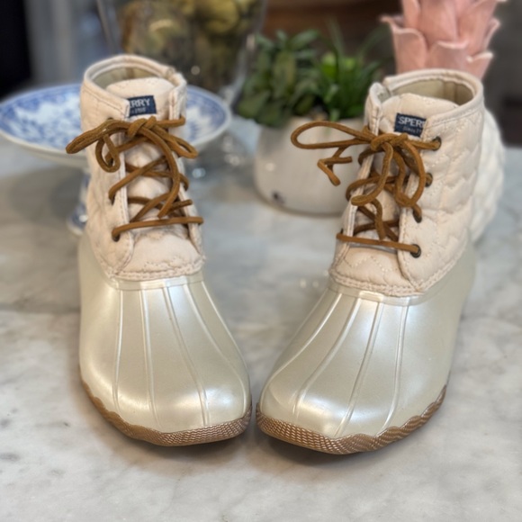 🤍 NEW SPERRY OAT COLOR SALTWATER QUILTED BOOTIES! - Picture 2 of 8